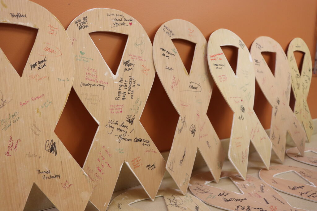 White ribbons with encouraging messages written on them