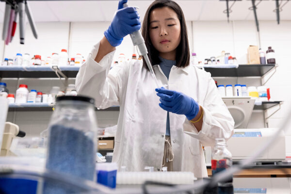 Anna Jin in lab at UNC Lineberger Cancer Center. June 26, 2023. (Jon Gardiner/UNC-Chapel Hill)